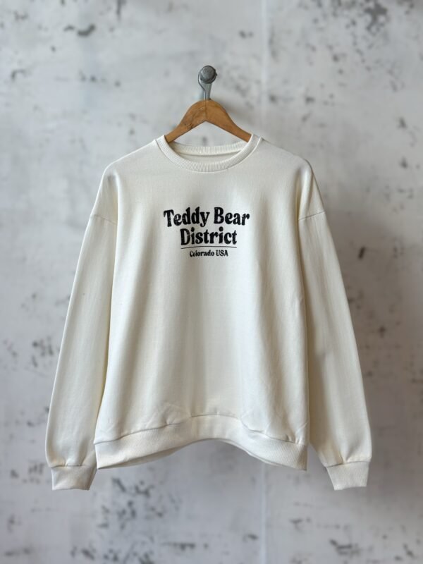 Buzo Básico Cuello Redondo Bear District Crudo